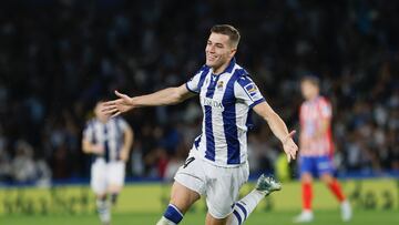 El centrocampista croata de la Real Sociedad Luka Sucic celebra el gol marcado al Atlético de Madrid, durante el partido de Liga disputado entre Atlético de Madrid y Real Sociedad en el estadio de Anoeta.