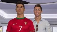  Christiano Ronaldo poses beside a wax statue of himself during a the inauguration of the CR7 museum 
