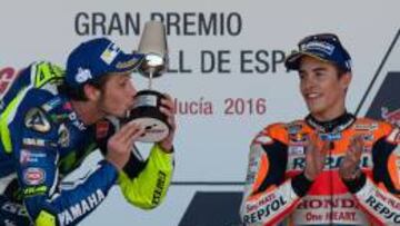 Valentino Rossi en el podio de Jerez junto a Márquez.