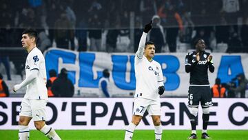 Marseille's Chilean forward Alexis Sanchez (C) celebrates after scoring his team's first goal during the French L1 football match between Olympique de Marseille (OM) and AS Monaco at Stade Velodrome in Marseille, southern France, on January 28, 2023. (Photo by CLEMENT MAHOUDEAU / AFP)