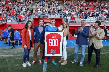 Iván Turrillo recibe una camiseta conmemorativa por sus 500 partidos como jugador del Algeciras.