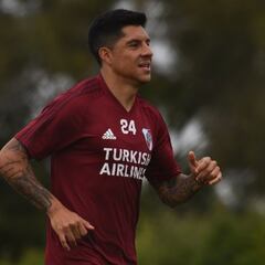 Gallardo probó con Enzo Pérez como marcador central