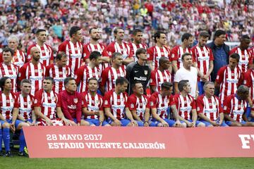 Foto de familia de las Leyendas del Atlético.