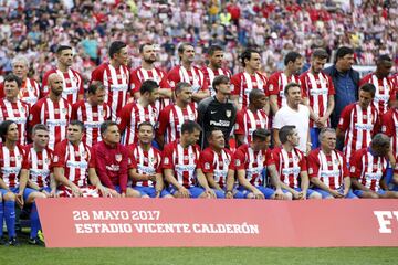 Foto de familia de las Leyendas del Atlético.  
 