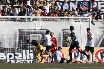 El jugador de San Luis Boris Sagredo marca su gol contra Colo Colo durante el partido de primera division disputado en el estadio Bicentenario Lucio Farina de Quillota, Chile.