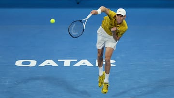 Jannik Sinner, contra Alexei Popyrin en Doha.