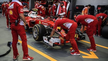 Miembros de Ferrari trabajando en el coche de Raikkonen.