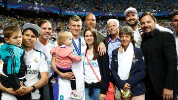 Struth con Kroos y su familia en Kiev.