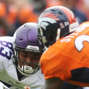 MyCole Pruitt y Darian Stewart peléan por la pelota en la batalla campal entre Vikings y Broncos.