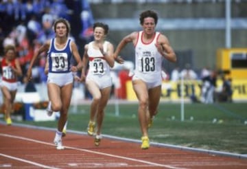 Jarmila Kratochvilova logró el récord mundial en los 800 metros lisos en 1983 con un tiempo de 1:53:28. La keniata PAmela Jelimo casi consiguió alcanzarla en 2008 con un tiempo de 1:54:01.