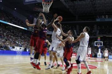 Rebote de Felipe Reyes que le convierte en el máximo reboteador de la historia de la ACB.