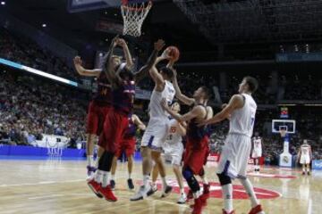 Rebote de Felipe Reyes que le convierte en el  máximo reboteador de la historia de la ACB.