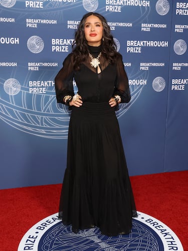 Salma Hayek posa en la alfombra roja de los 'Breakthrough Prize' 2025.