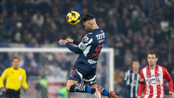 AME2363. MONTERREY (MÉXICO), 22/02/2025.- Sergio Ramos de Monterrey cabecea el balón este sábado, en un partido de la jornada 8 del Torneo Clausura 2025 entre Monterrey y Atlético San Luis, en el estadio BBVA, en Monterrey (México). EFE/Miguel Sierra