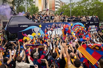 El recorrido de la rúa comenzó a las 18:00 en el Spotify Camp Nou. Desde ahí salieron los autobuses del equipo masculino y el femenino para celebrar juntos sus respectivos títulos ligueros.