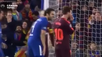 La broma de Messi a su amigo Cesc en pleno partido