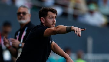 Paris 2024 Olympics - Football - Men's Group C - Egypt vs Dominican Republic - La Beaujoire Stadium, Nantes, France - July 24, 2024. Dominican Republic coach Ibai Gomez reacts. REUTERS/Stephane Mahe