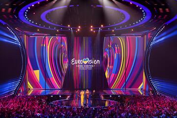 Hosts Julia Sanina, Hannah Waddingham, Alesha Dixon y  Graham Norton, los conductores del evento.