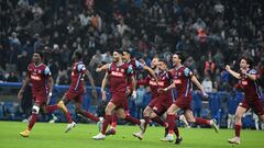 Annecy's players celebrate after winning the penalty shoutout during the French Cup quarter final football match between Olympique de Marseille and Annecy at the Velodrome stadium in Marseille, southern France, on March 1, 2023. (Photo by Nicolas TUCAT / AFP)