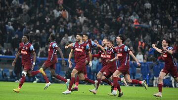 Annecy's players celebrate after winning the penalty shoutout during the French Cup quarter final football match between Olympique de Marseille and Annecy at the Velodrome stadium in Marseille, southern France, on March 1, 2023. (Photo by Nicolas TUCAT / AFP)