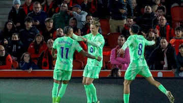 PALMA DE MALLORCA, 03/12/2024.- El centrocampista Frenkie de Jong (c) celebra con sus compañeros tras marcar el cuarto gol ante el Mallorca, durante el partido de la jornada 19 de LaLiga EA Sports que RCD Mallorca y FC Barcelona disputan este martes en el estadio de Son Moix. EFE/Cati Cladera