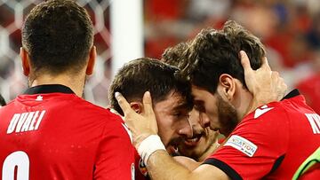 Kiteishvili celebra con Kvaratskhelia la victoria ante Portugal.