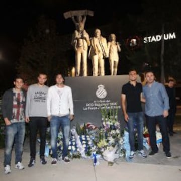 Sergio González, dos capitanes (Javi López y Diego Colotto) y dos canteranos (Pau López y Joan Jordán) participaron junto al club y las peñas en la ofrenda floral al monumento de homenaje a la afición para conmemorar el 114º aniversario.