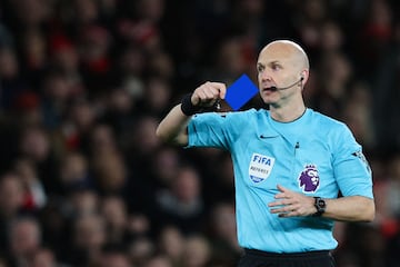 Anthony Taylor, durante un partido de la Premier League, enseñando una tarjeta azul en un montaje del Diario AS.