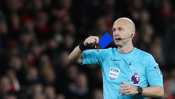 Anthony Taylor, durante un partido de la Premier League, enseñando una tarjeta azul en un montaje del Diario AS.