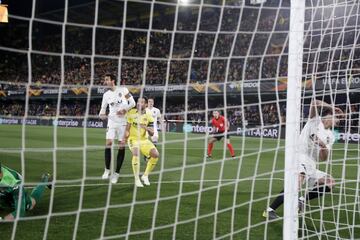 0-1. Gonçalo Guedes marcó el primer gol tras despejar el portero Andrés Fernández el penalti lanzado por Dani Parejo.