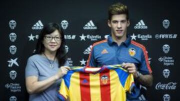 Santi Mina: "Venir al Valencia era dar un paso adelante"