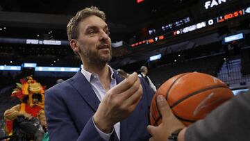 Pau Gasol firmando autógrafos durante un partido
