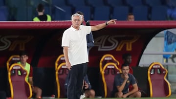ROME, ITALY - OCTOBER 03: Jose Mourinho, Head Coach of AS Roma gives instructions during the Serie A match between AS Roma v Empoli FC at Stadio Olimpico on October 03, 2021 in Rome, Italy. (Photo by Paolo Bruno/Getty Images)