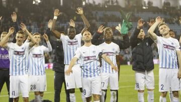 Alegría de los jugadores del Genk tras el triunfo conseguido ante el Celta de Vigo en la ida de cuartos de final de la Europa League.