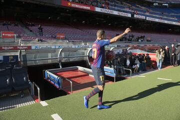 El defensa central colombiano de 26 años llega cedido, con opción a compra, procedente del Valencia. Primer fichaje de invierno para el FC Barcelona.