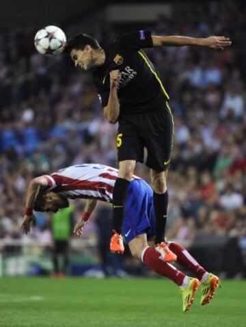 David Villa y Marc Bartra, durante el partido de vuelta de cuartos de final de la Liga de Campeones que se disputa esta noche en el estadio Vicente Calderón.