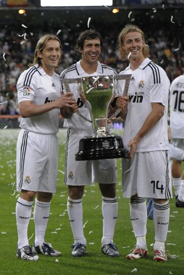 Los capitanes de aquel año Raúl, Michel Salgado y Guti celebrando la liga conseguida aquel año.