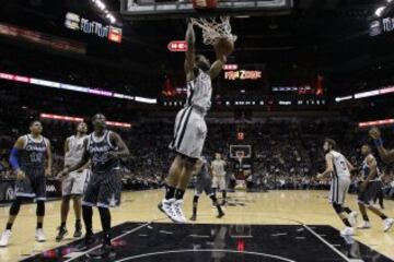 Kawhi Leonard machaca contra Orlando Magic.