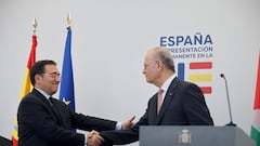 Spanish Foreign Minister Jose Manuel Albares and Palestinian Prime Minister Mohammad Mustafa shake hands during a joint press conference, in Brussels, Belgium May 26, 2024. REUTERS/Johanna Geron