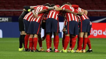 Los jugadores del Atlético antes del inicio del partido contra el Celta.