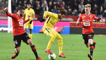 Paris Saint-Germain's Brazilian forward Neymar (C) drives the ball between Rennes' French midfielder Jeremy Gelin (L) and Rennes' French midfielder Benjamin Bourigeaud (R) during the French L1 football match between Rennes (Stade Rennais FC) and Paris Saint Germain (PSG), on December 16, 2017, at the Roazhon Park, in Rennes, northwestern France. / AFP PHOTO / JEAN-FRANCOIS MONIER