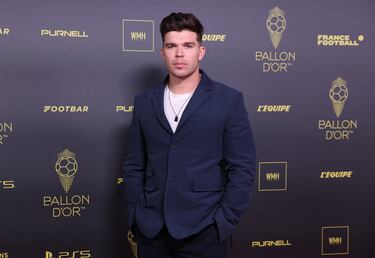 El jugador del sindicato de rugby francés Matthieu Jalibert posa antes de los premios.