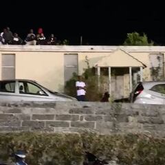 Aficionados de Bermudas ven el partido desde su azotea