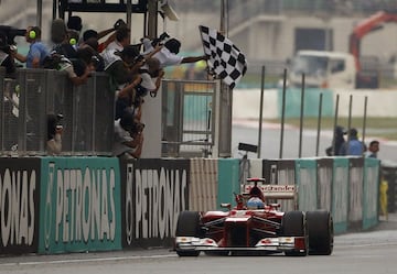 La lluvia equilibr車 las prestaciones en Sepang y emergi車 Alonso con el Ferrari de 2012, m芍s completo que su predecesor. En aquella temporada el Mundial empez車 abierto con siete pilotos diferentes venciendo en las mismas carreras. Checo P谷rez (Sauber) inquiet車 al asturiano con una gesti車n de neum芍ticos perfecta, pero no pudo ser m芍s que segundo. Hamilton (McLaren) complet車 el podio.