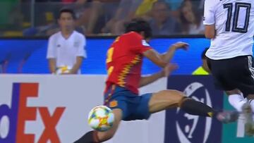 La entrada durísima de Vallejo: el árbitro le perdonó la roja