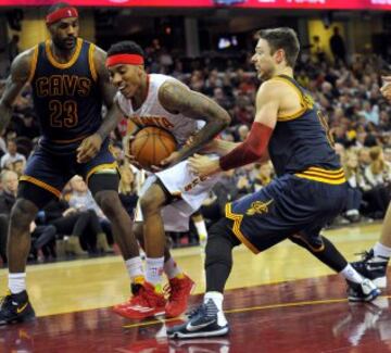 Jeff Teague, Matthew Dellavedova y LeBron James.