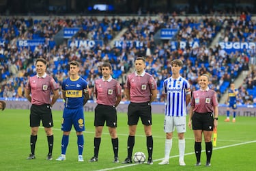 El colegiado Victor García Verdura junto a los capitanes de la Real Sociedad y Alavés.