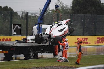 El piloto alem芍n de Haas termin車 la Pr芍ctica estrellando el monoplaza contra la barrera. Tras conducir al pit lane termin車 por derrapar y se estrell車 contra la barrera de protecci車n.