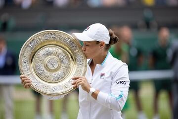 Barty besa el trofeo de Wimbledon.