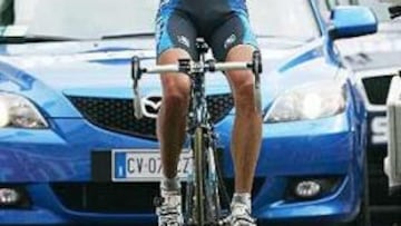 <b>PRIMERA VICTORIA ESPAÑOLA. </b>El español Koldo Gil levanta los brazos al cruzar como vencedor en la meta de Pistoia, séptima etapa del Giro de Italia. El ciclista del Liberty Seguros es el nuevo líder de la montaña.